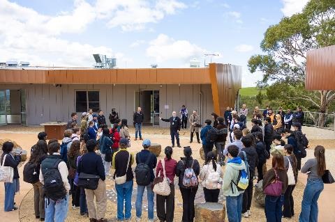 Monash-University-Students-visit-the-Aboriginal-Gathering-Place-04-web-1