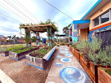 Lalor Neighbourhood House outside garden